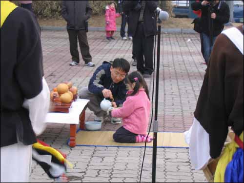 거침없이 고사를 지내는 어린 아이의 모습이 '대견'하다. 